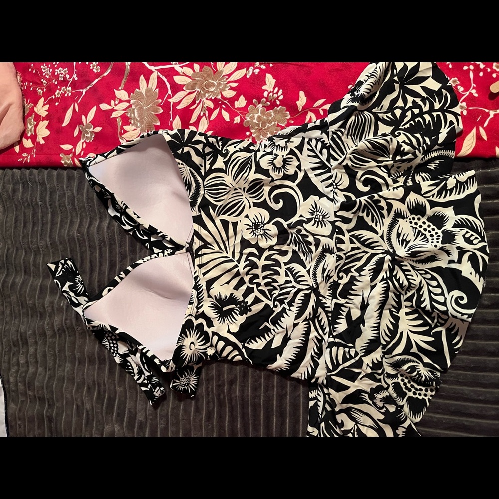 Black and white very cute and stylist suit size 6. Halter top